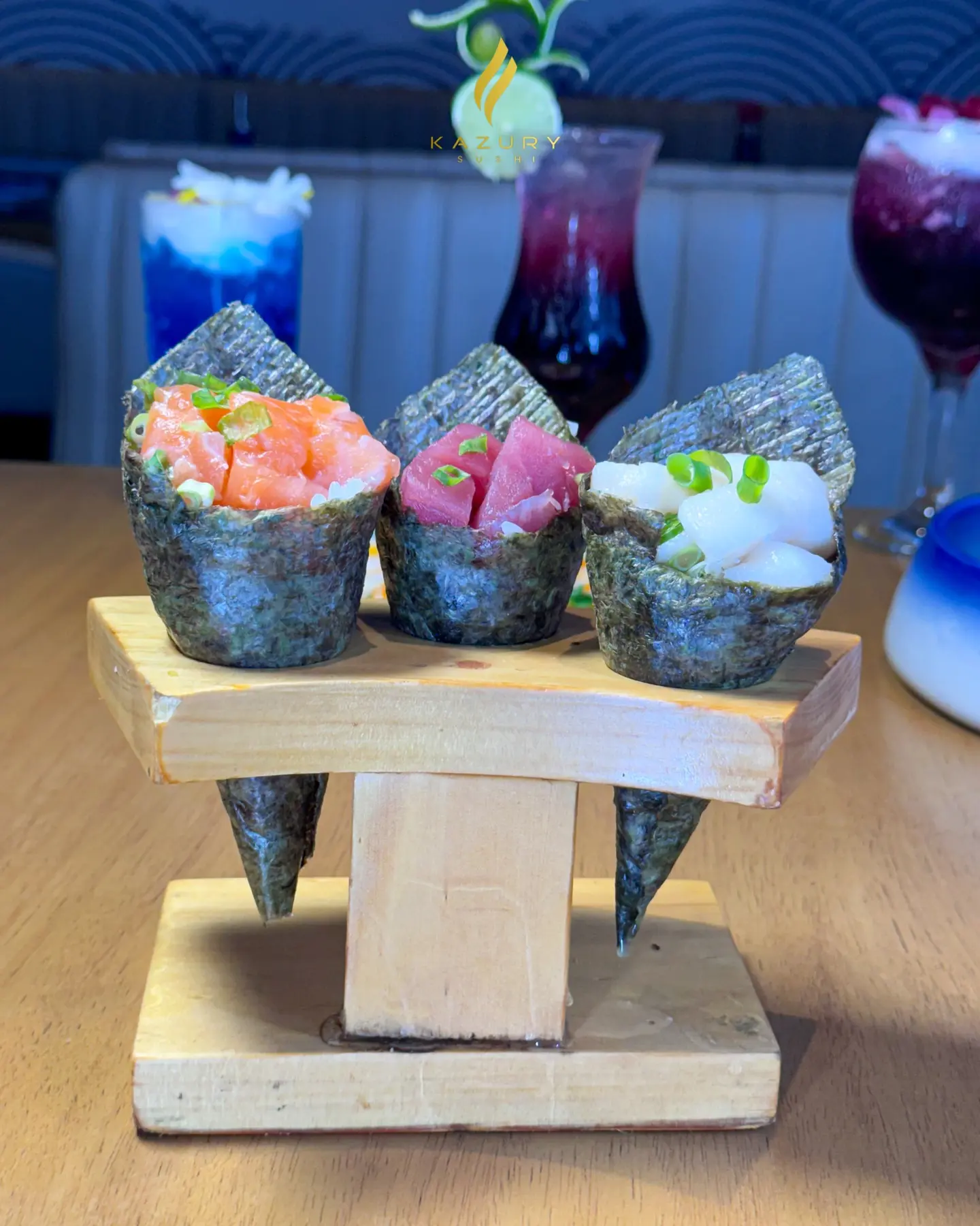 Trio de temakis Kazury servido em suporte artesanal